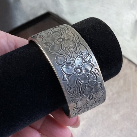 Signed Salisbury Pewter, Cuff Engraved Bracelet, Flower Of The Month "February" - Picture 4 of 11